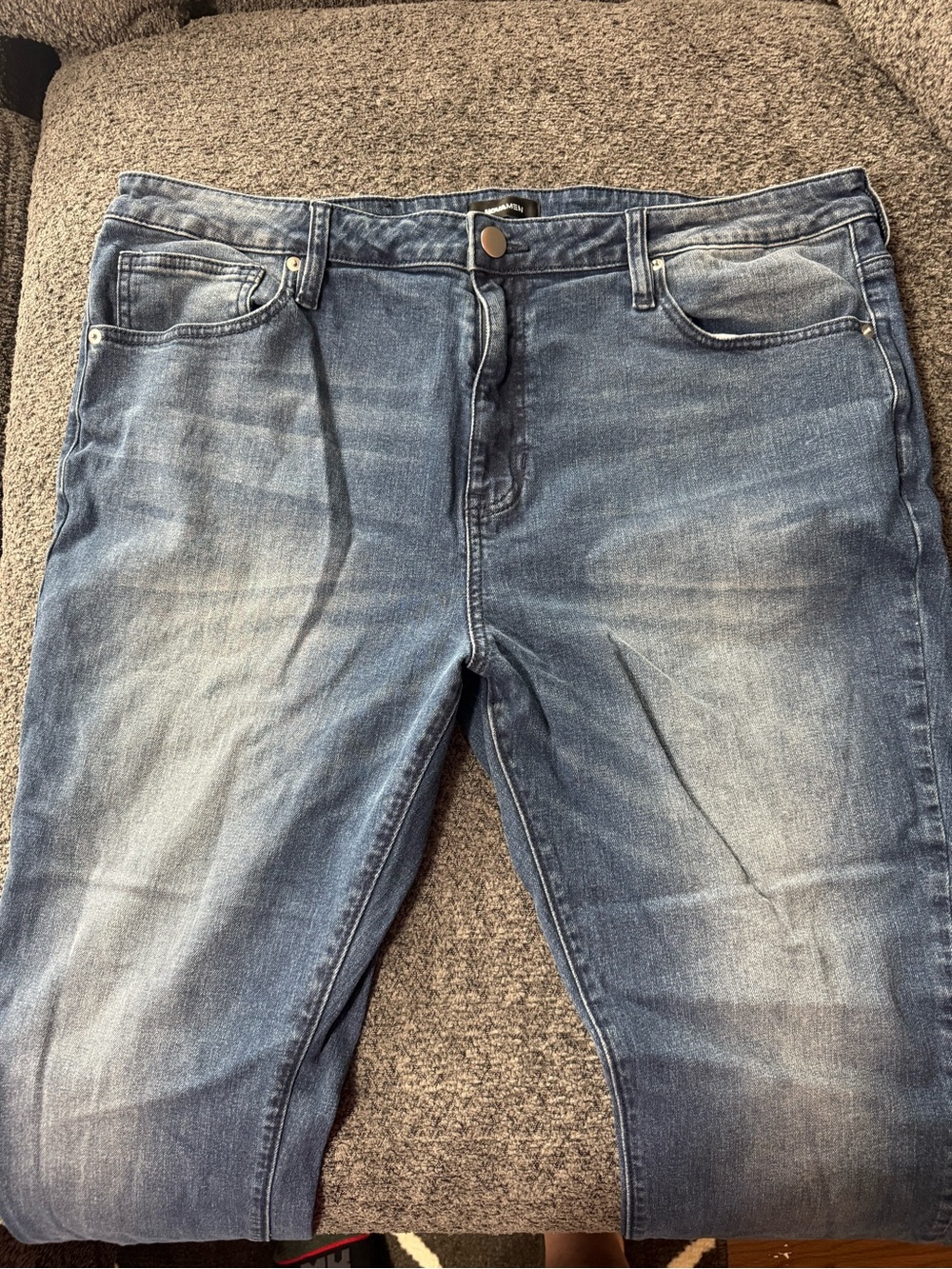 Men’s Classic Mid-Wash Straight Leg Jeans